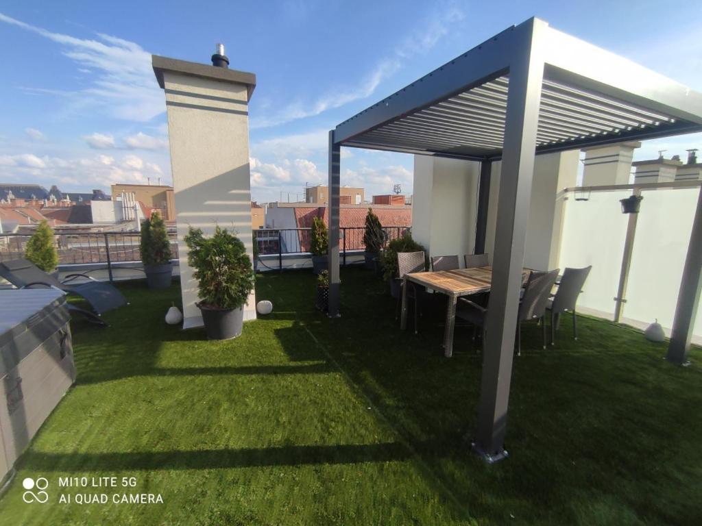 Jacuzzi Roofterrace Luxury Over The Opera Budapeste Exterior foto